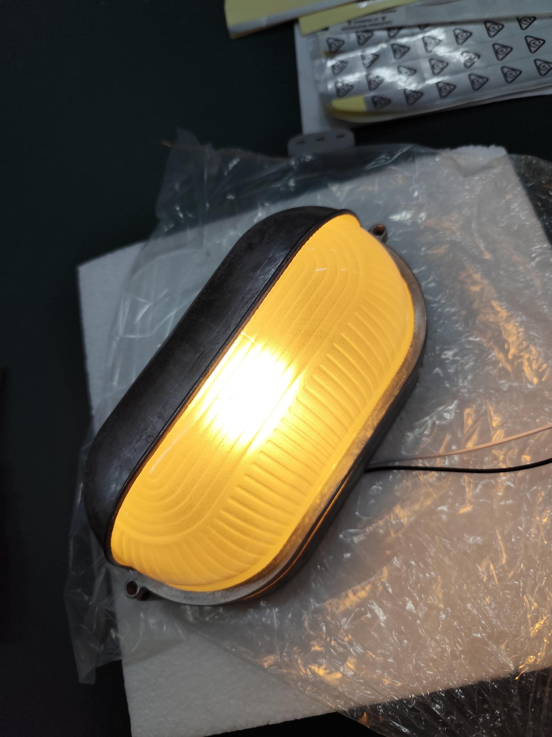 Przemysłowa lampa ścienna typu bulkhead | Ormexis