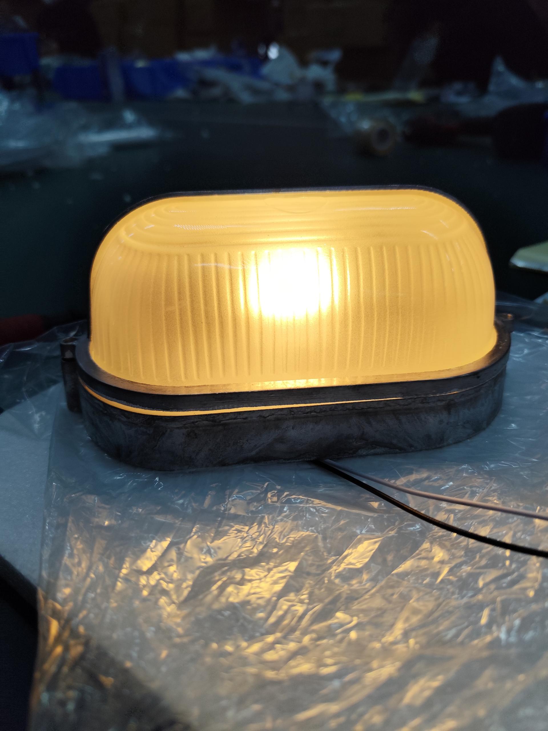 Przemysłowa lampa ścienna typu bulkhead | Ormexis