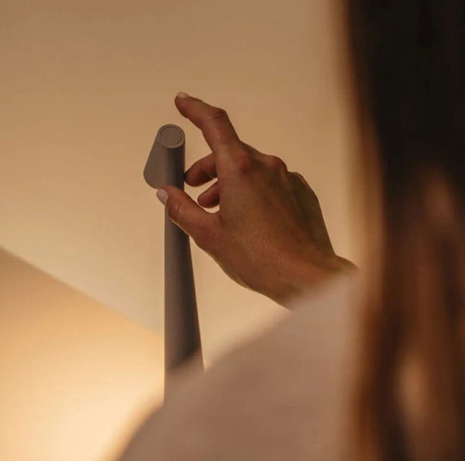 Nordická bezdrátová LED stolní lampa s dotykovým stmíváním