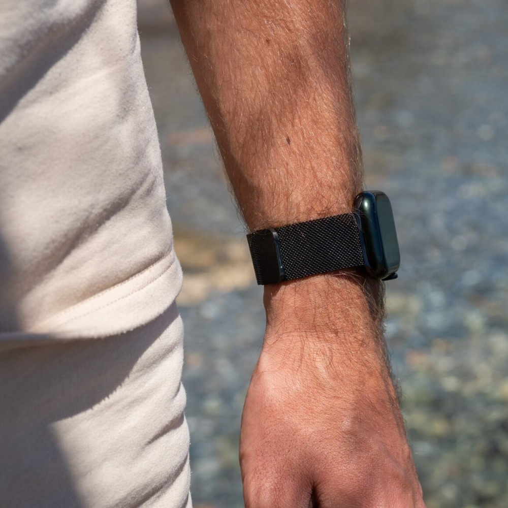 Curea ediția Milanese cu finisaj negru elegant pentru Apple Watch