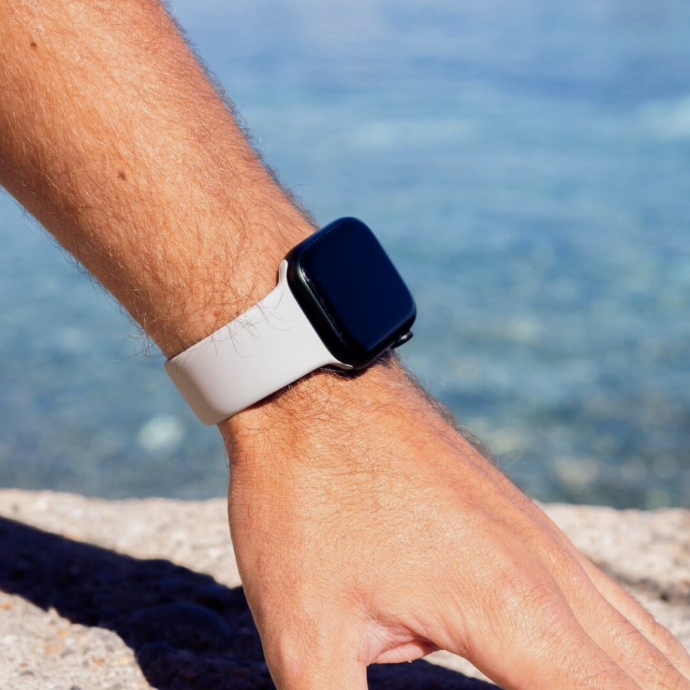 Šedý silikonový řemínek kompatibilní s Apple Watch, odolný a lehký pásek