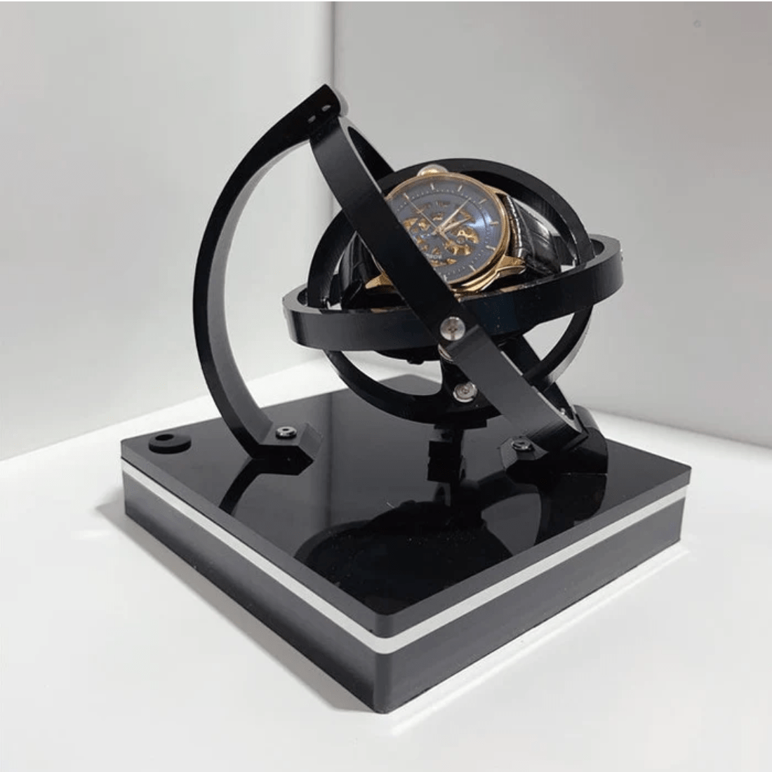 Luxusní box na natahovač hodinek s tichým motorem a elegantní prezentací