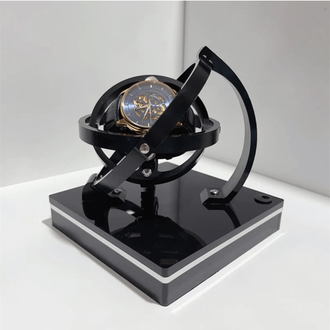 Luxusní box na natahovač hodinek s tichým motorem a elegantní prezentací