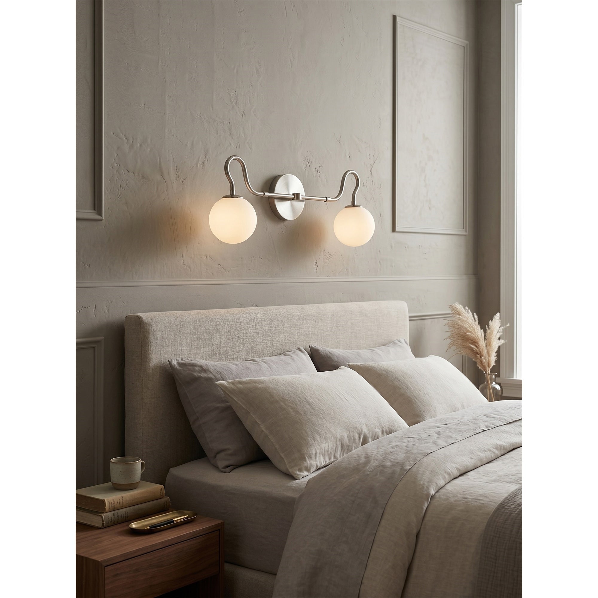 Vegglampe til bad med to messingfargede glasskuler | Ormexis
