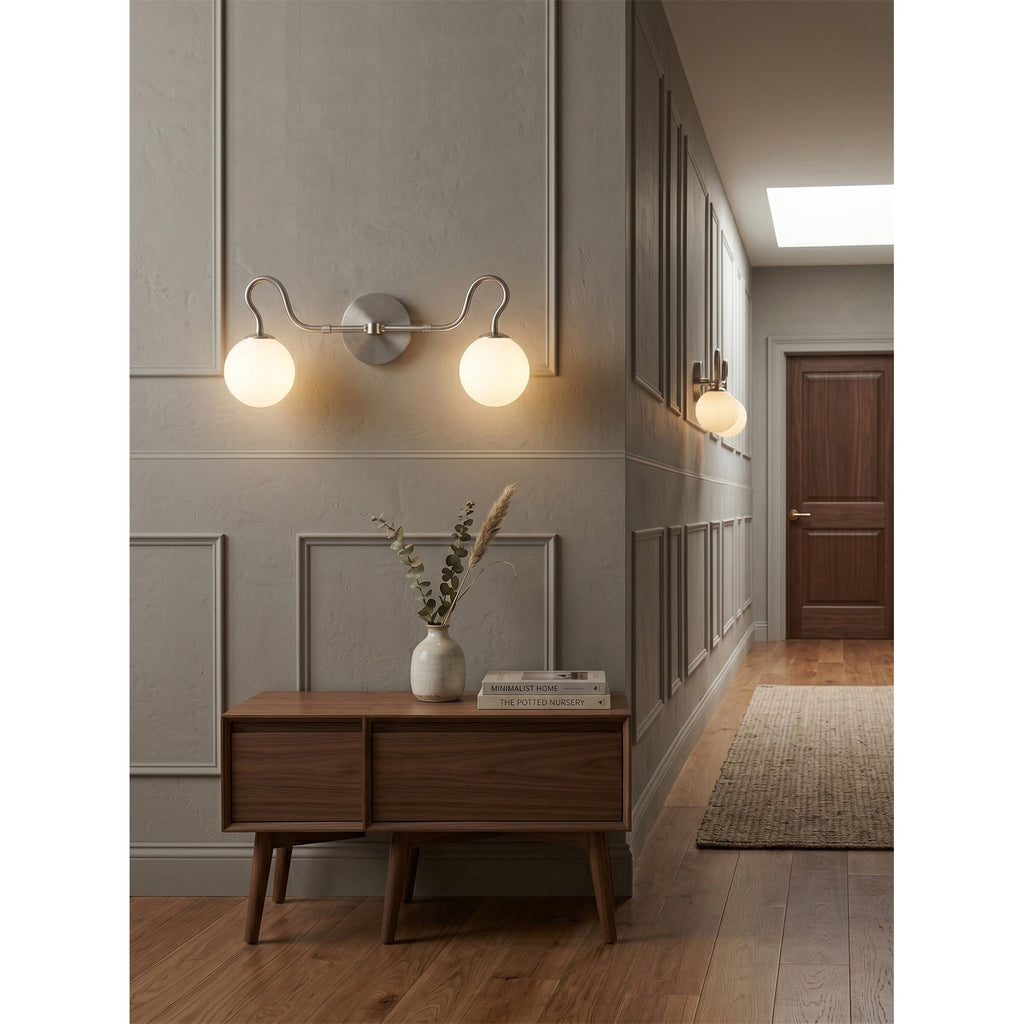 Vegglampe til bad med to messingfargede glasskuler | Ormexis