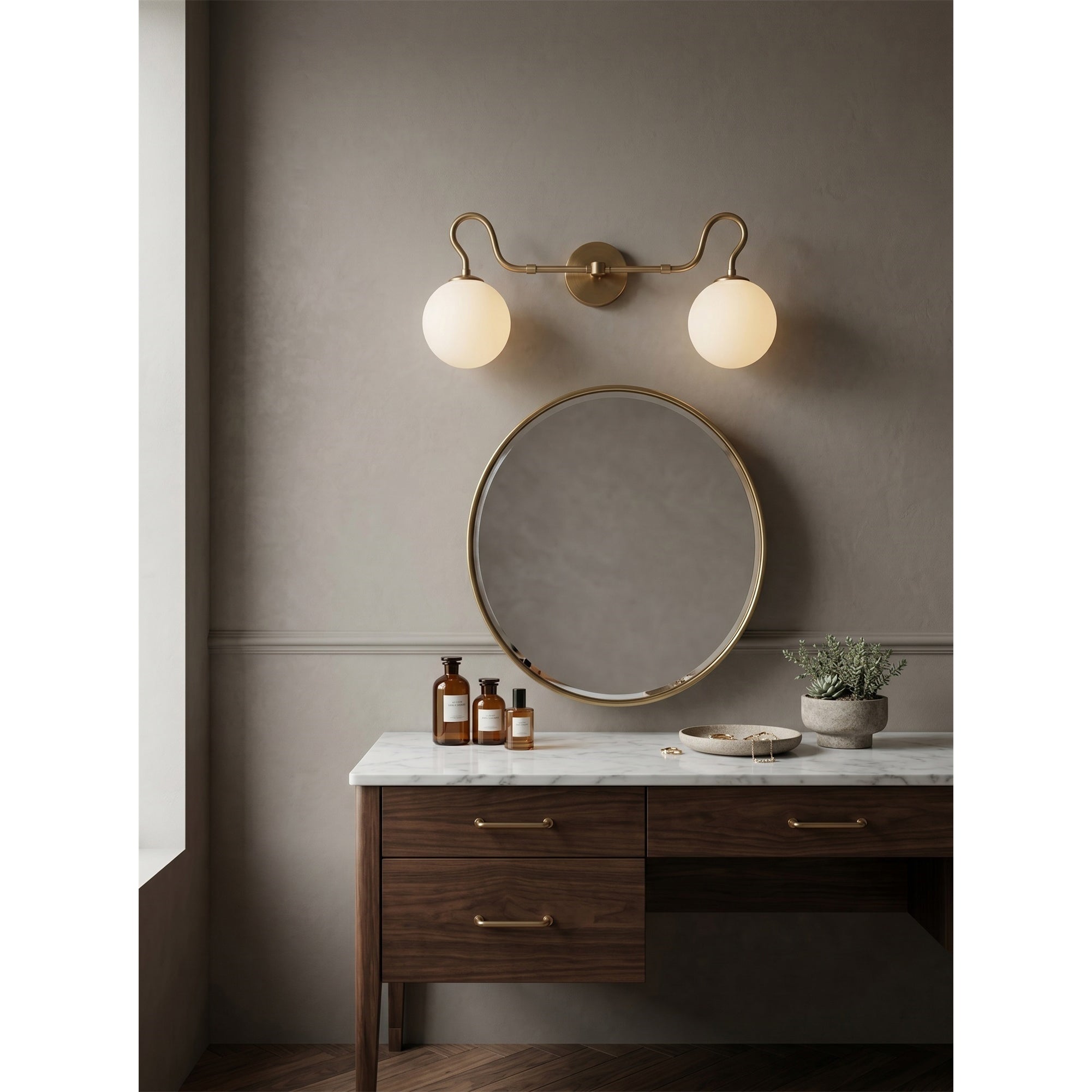 Vegglampe til bad med to messingfargede glasskuler | Ormexis