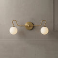 Vegglampe til bad med to messingfargede glasskuler | Ormexis