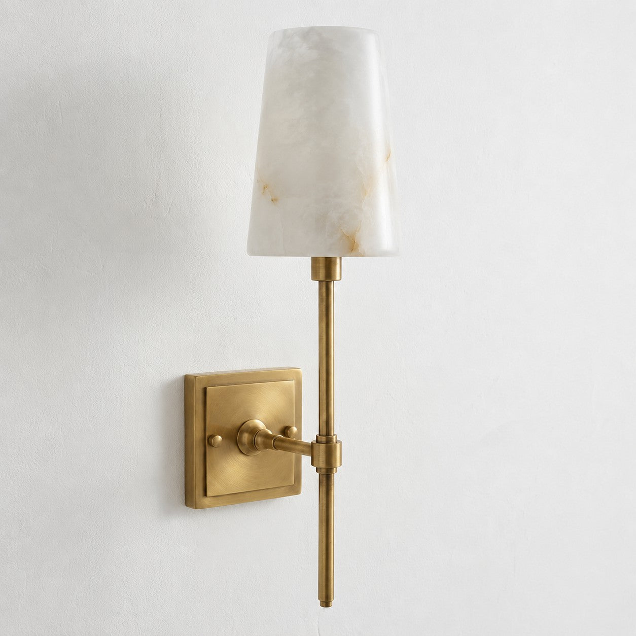 Høy vegglampe med søyle i messing og alabast | Ormexis