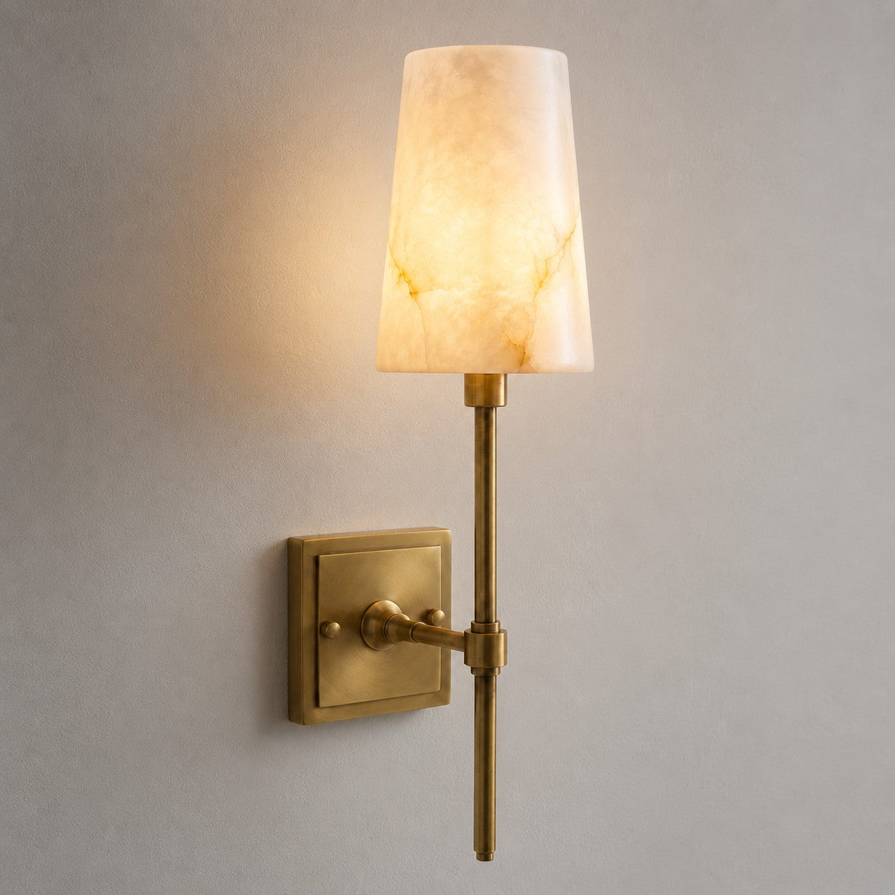 Høy vegglampe med søyle i messing og alabast | Ormexis