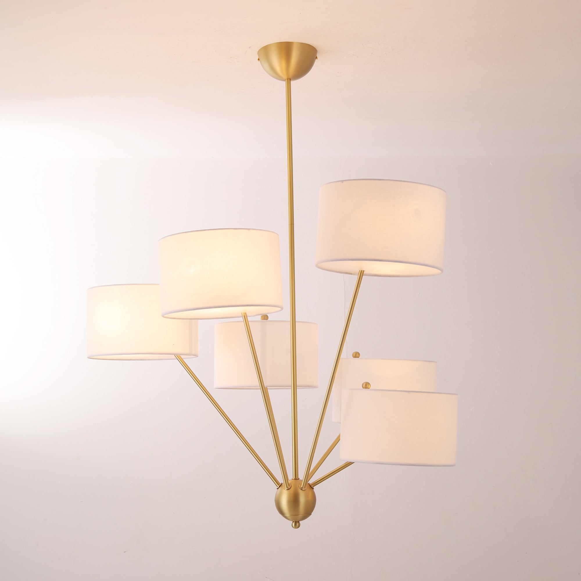 Candeeiro de teto Sputnik em latão com 6 luzes e cúpulas de linho | Ormexis