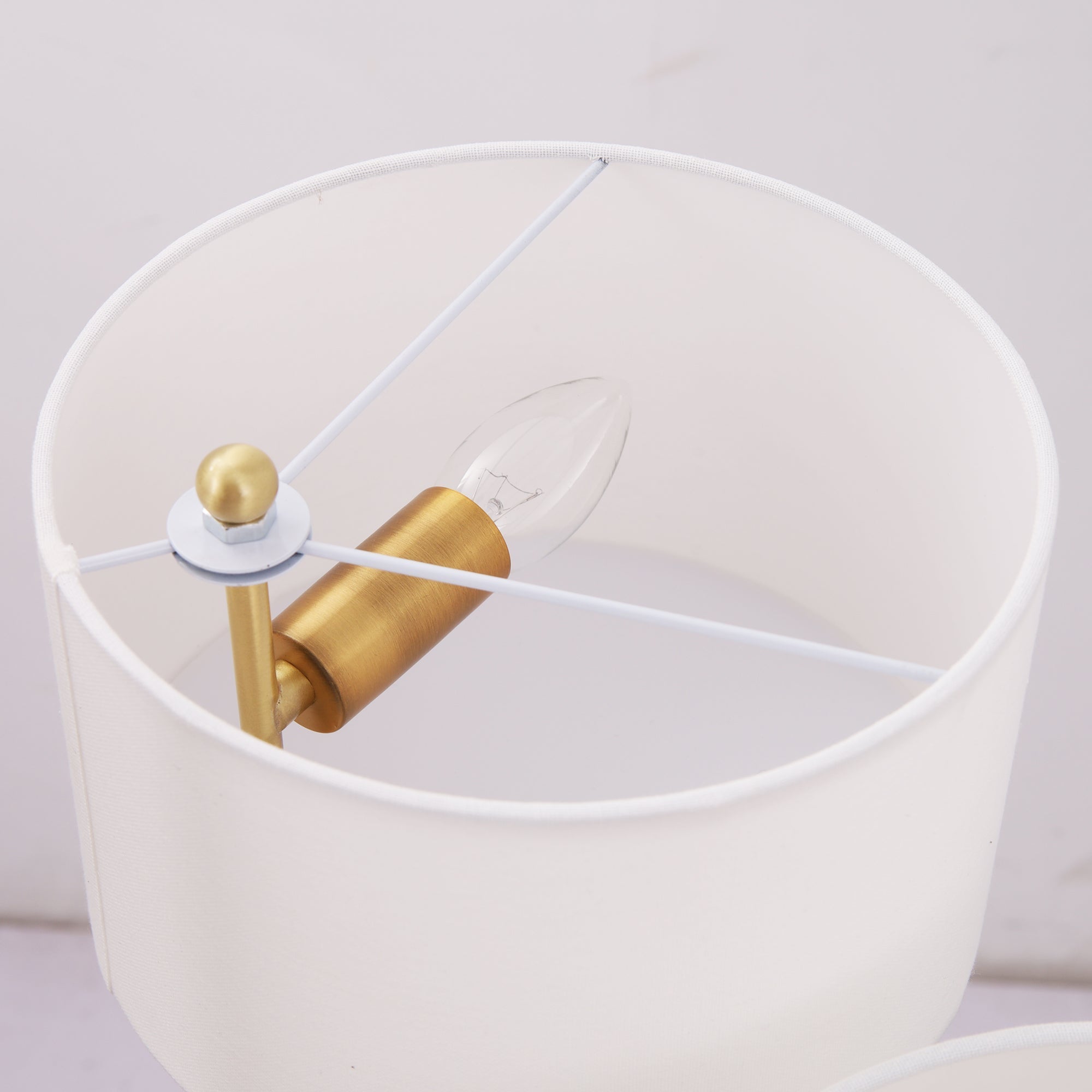 Candeeiro de teto Sputnik em latão com 6 luzes e cúpulas de linho | Ormexis