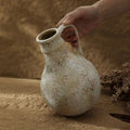 Ceramiczny dzban-wazon z patyną w kolorze kredowym | Ormexis