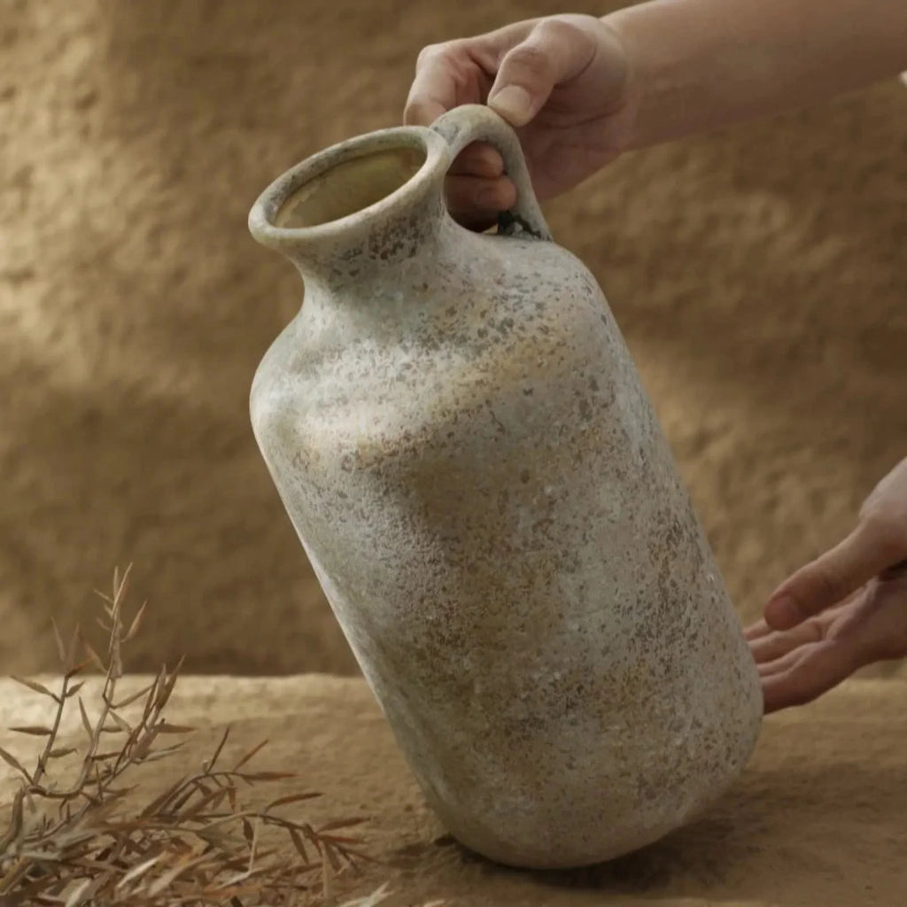 Ceramiczny dzban-wazon z patyną w kolorze kredowym | Ormexis