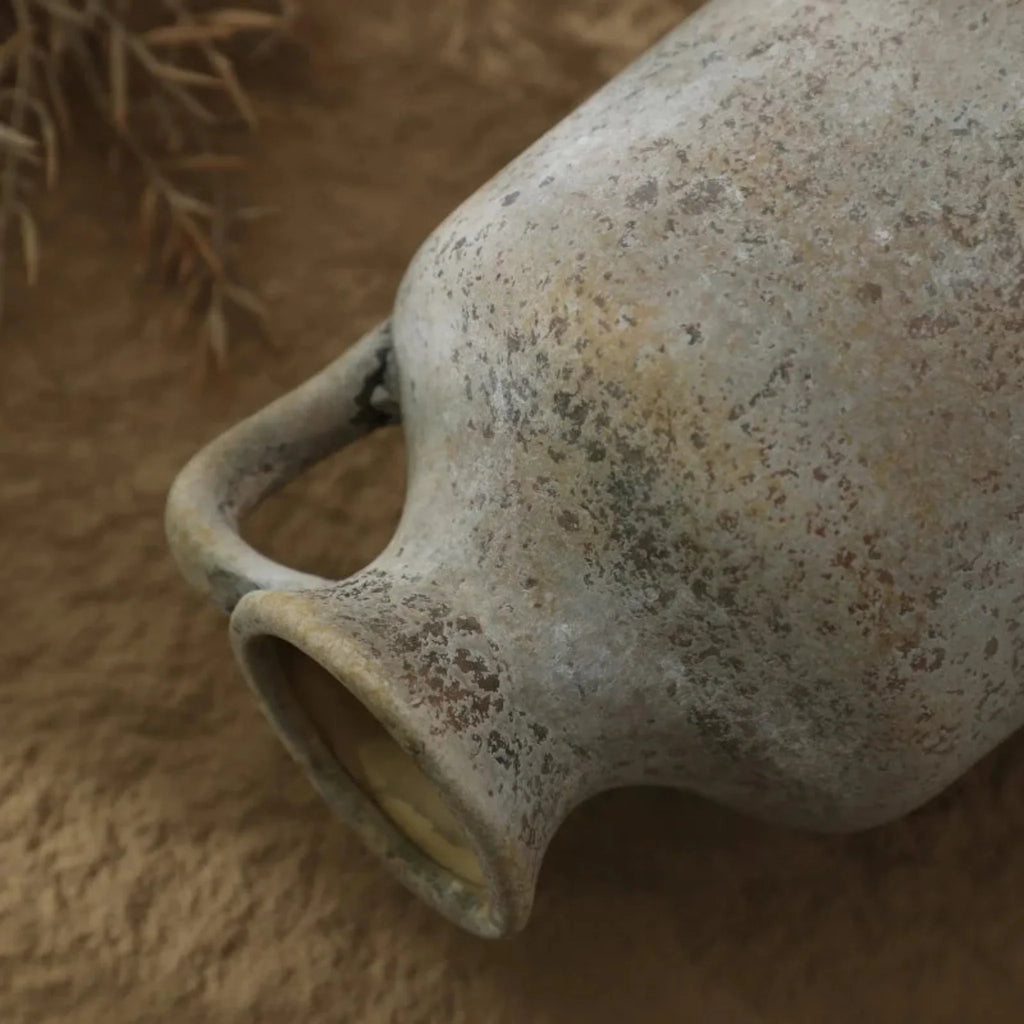 Ceramiczny dzban-wazon z patyną w kolorze kredowym | Ormexis