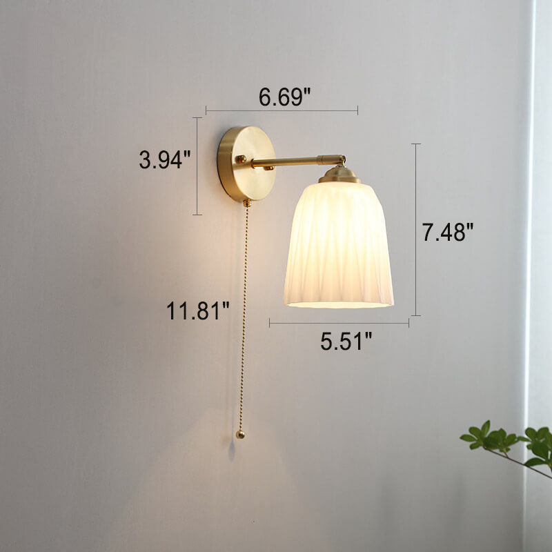 Moderni pohjoismainen himmeävalkoinen lasinen seinävalaisin messinkisellä vetonarulla, 1-valoinen | Ormexis