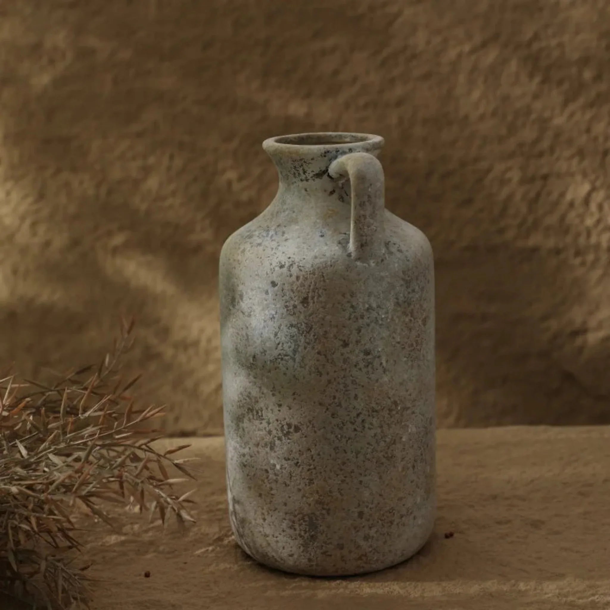Ceramiczny dzban-wazon z patyną w kolorze kredowym | Ormexis