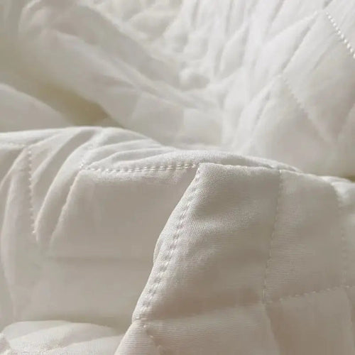 Bedding Set With Lightweight Quilt For Summer And Ruffled Edges All Season Comfort