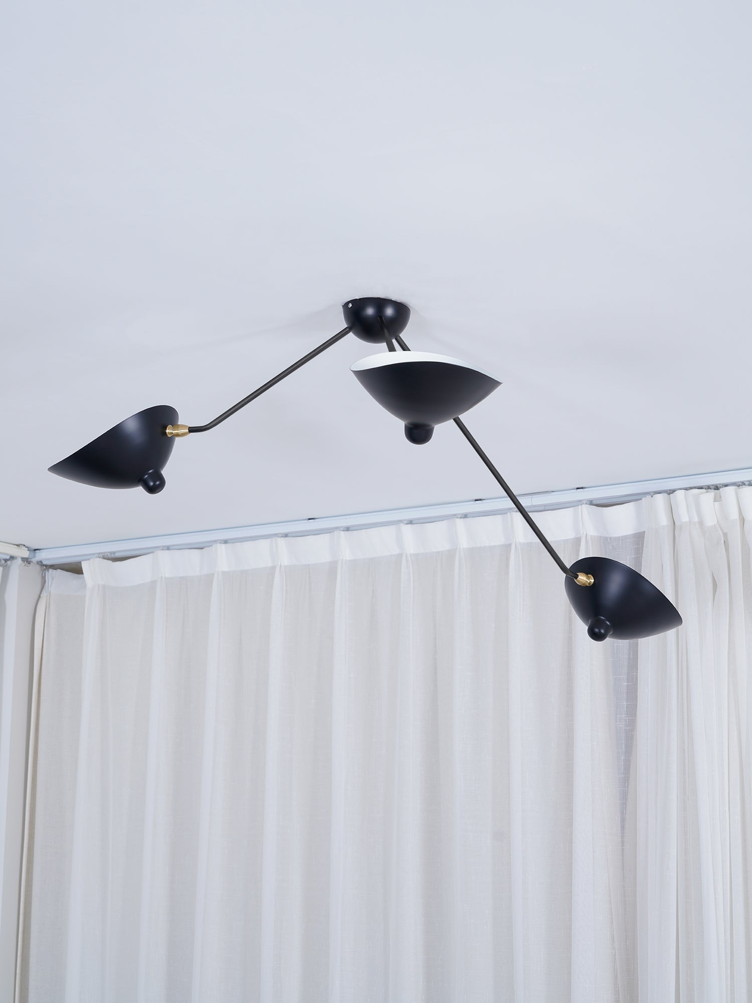 Moderne justerbar loftslampe i metal med flere arme | Ormexis