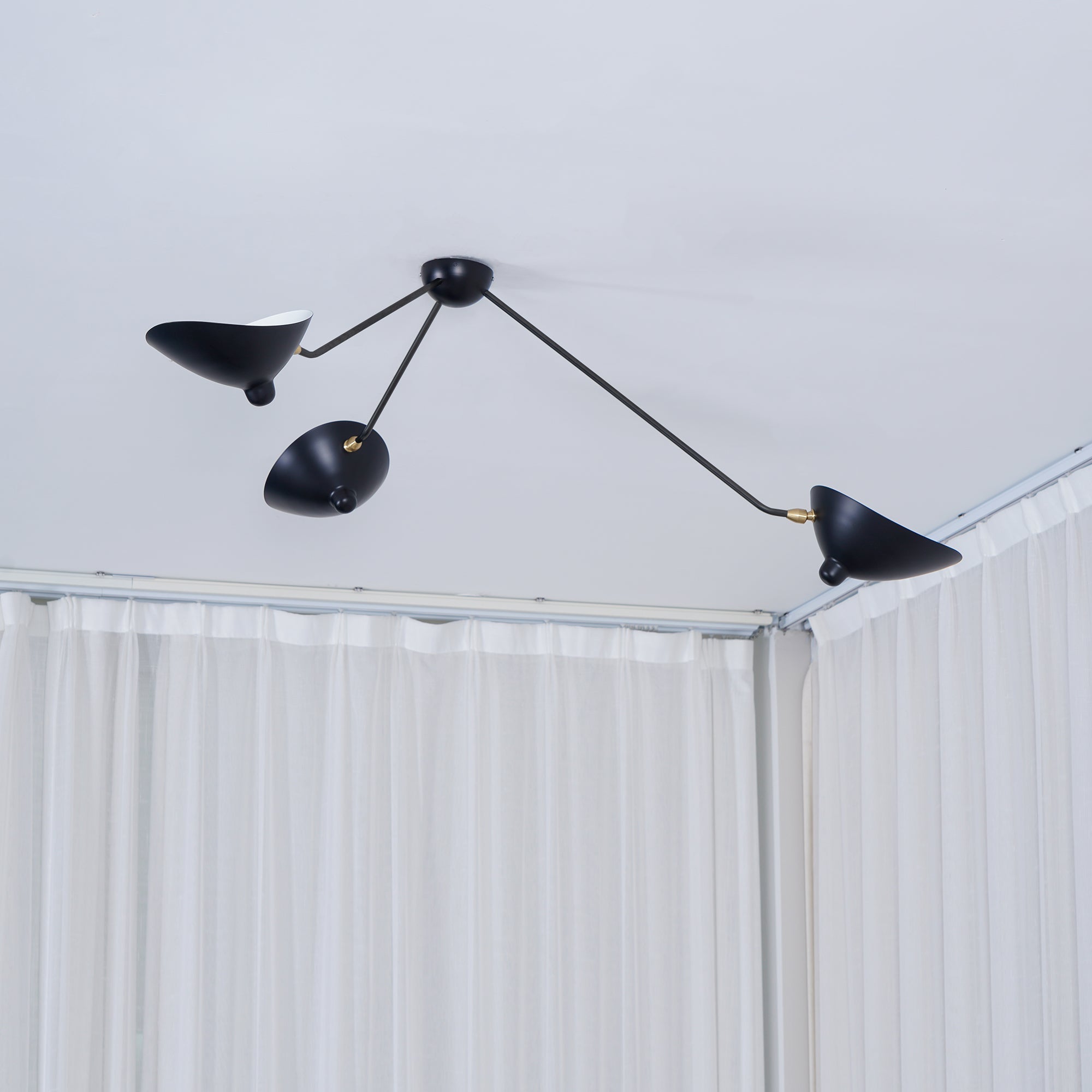 Moderne justerbar loftslampe i metal med flere arme | Ormexis
