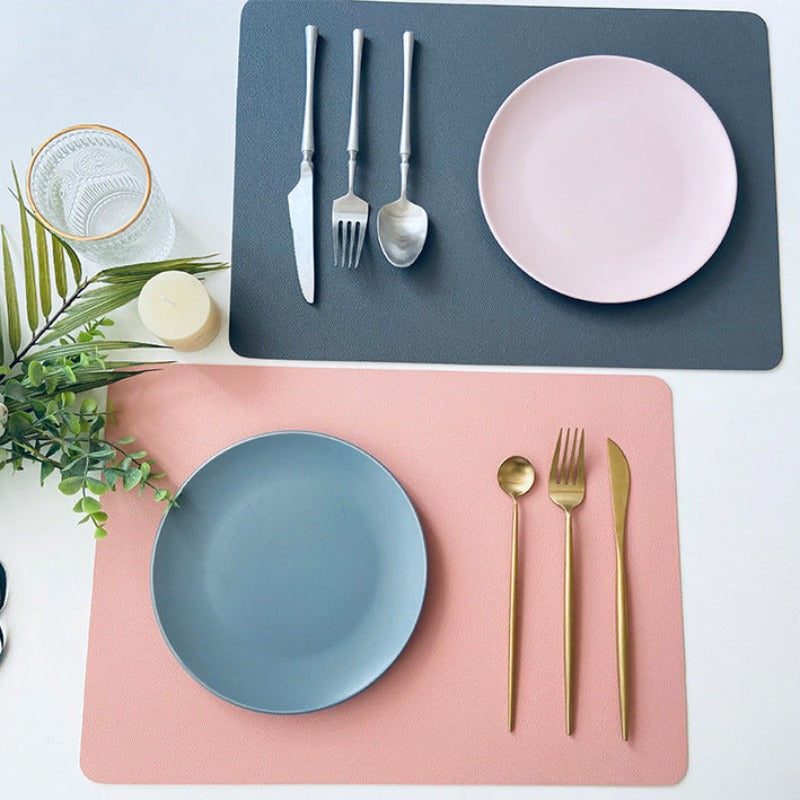 Elegante Platzsets mit PU-Leder-Finish, wasserdicht und rutschfester Unterseite zum Schutz des Tisches