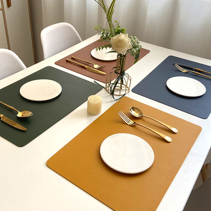 Elegante Platzsets mit PU-Leder-Finish, wasserdicht und rutschfester Unterseite zum Schutz des Tisches