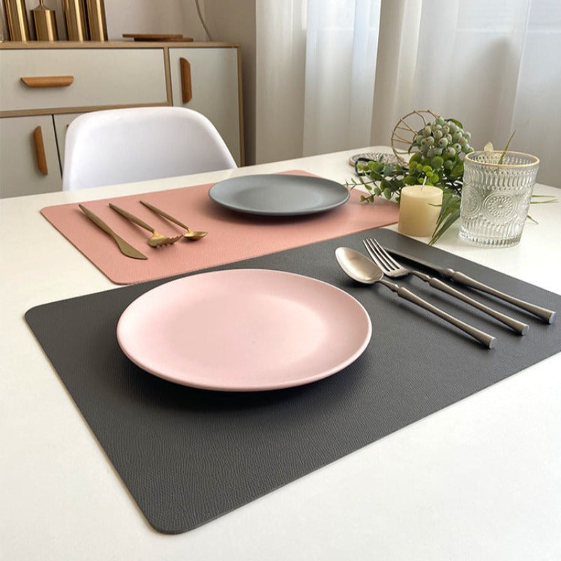 Elegante Platzsets mit PU-Leder-Finish, wasserdicht und rutschfester Unterseite zum Schutz des Tisches