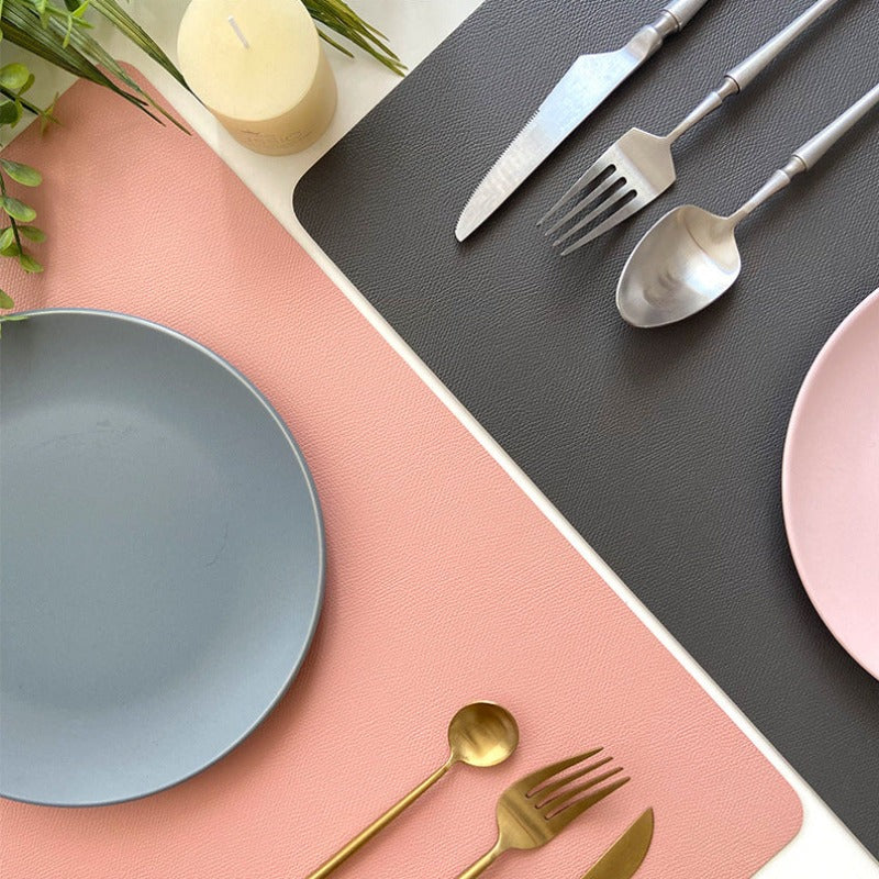 Elegante Platzsets mit PU-Leder-Finish, wasserdicht und rutschfester Unterseite zum Schutz des Tisches