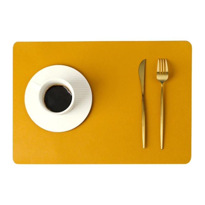 Elegante Platzsets mit PU-Leder-Finish, wasserdicht und rutschfester Unterseite zum Schutz des Tisches