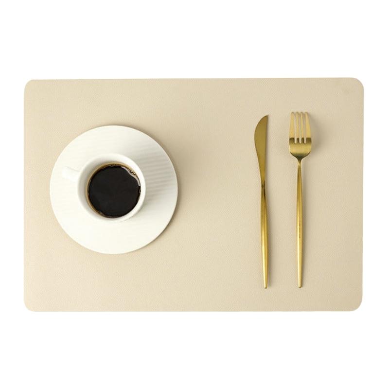 Elegante Platzsets mit PU-Leder-Finish, wasserdicht und rutschfester Unterseite zum Schutz des Tisches