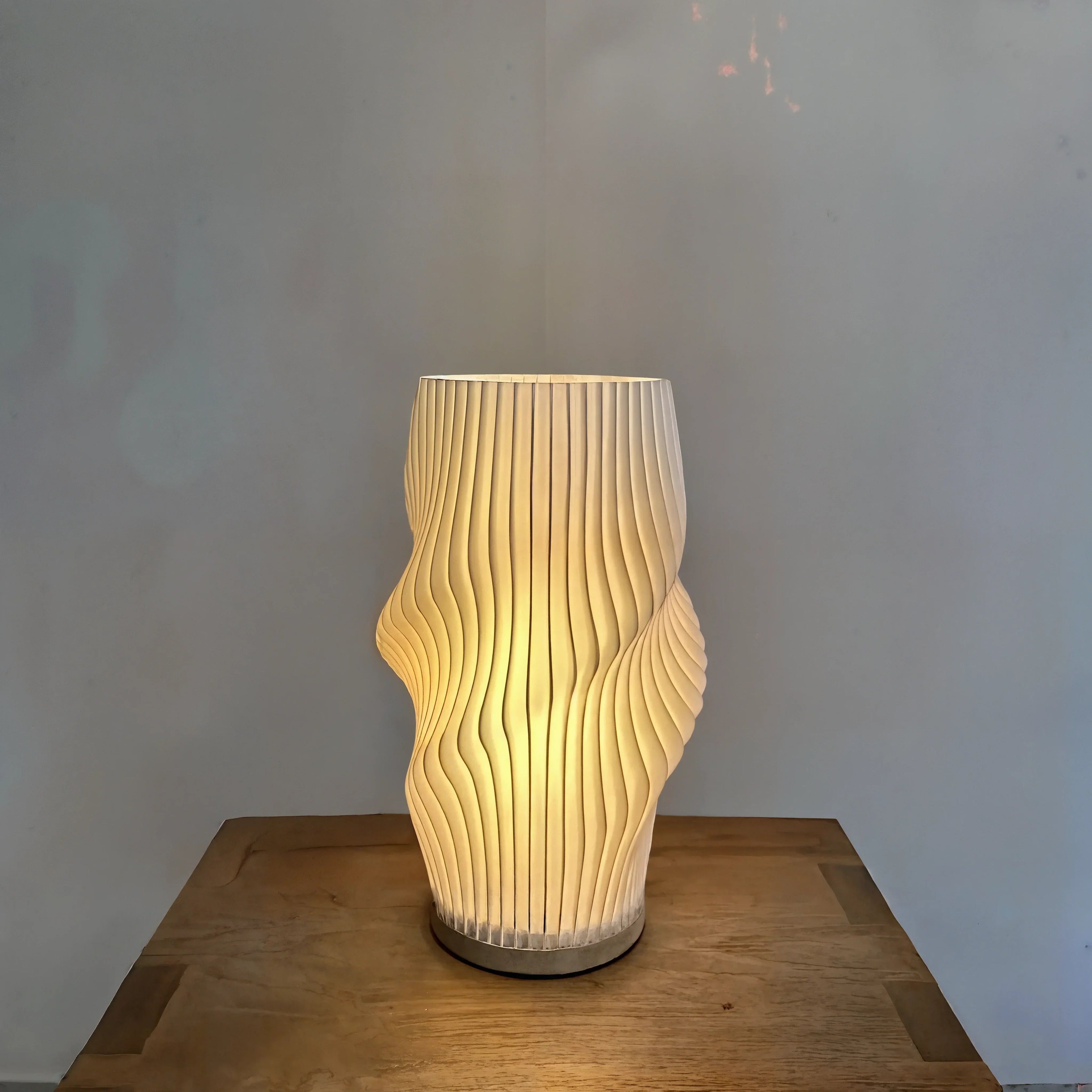 Stolní lampa Velo s LED, tvarovaným designem a teplým ambientním světlem