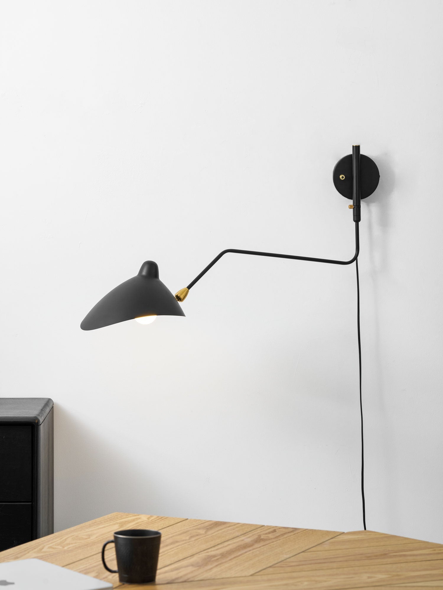 Verstelbare metalen wandlamp met lange arm en draaibare kap | Ormexis