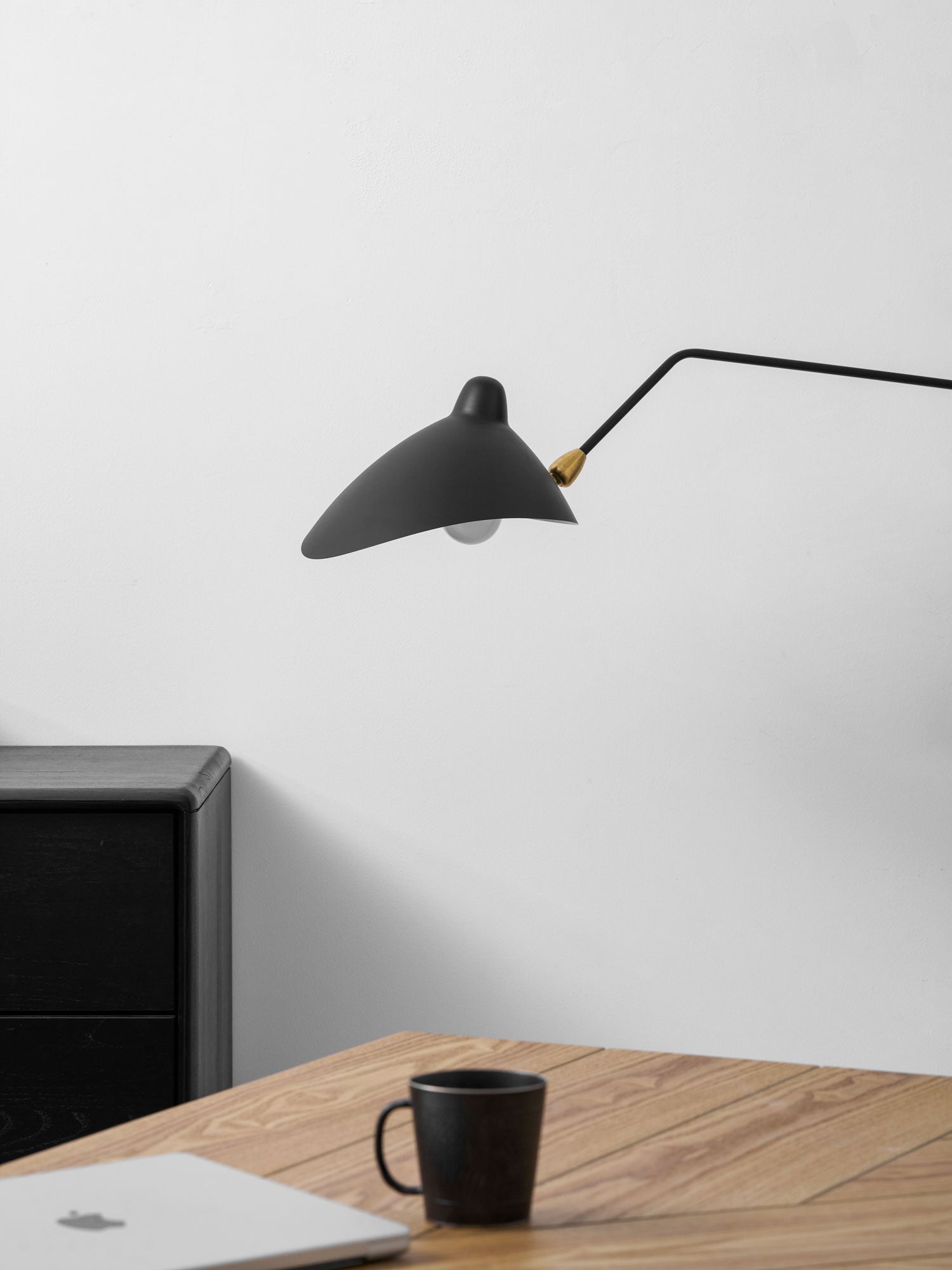 Verstelbare metalen wandlamp met lange arm en draaibare kap | Ormexis