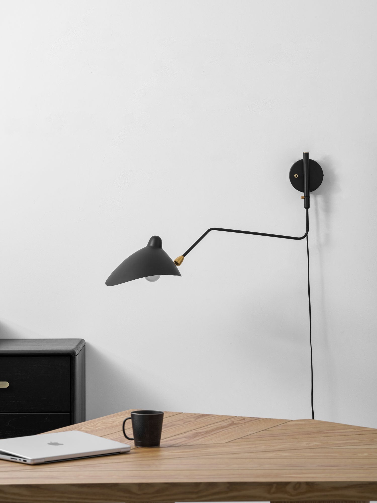 Verstelbare metalen wandlamp met lange arm en draaibare kap | Ormexis