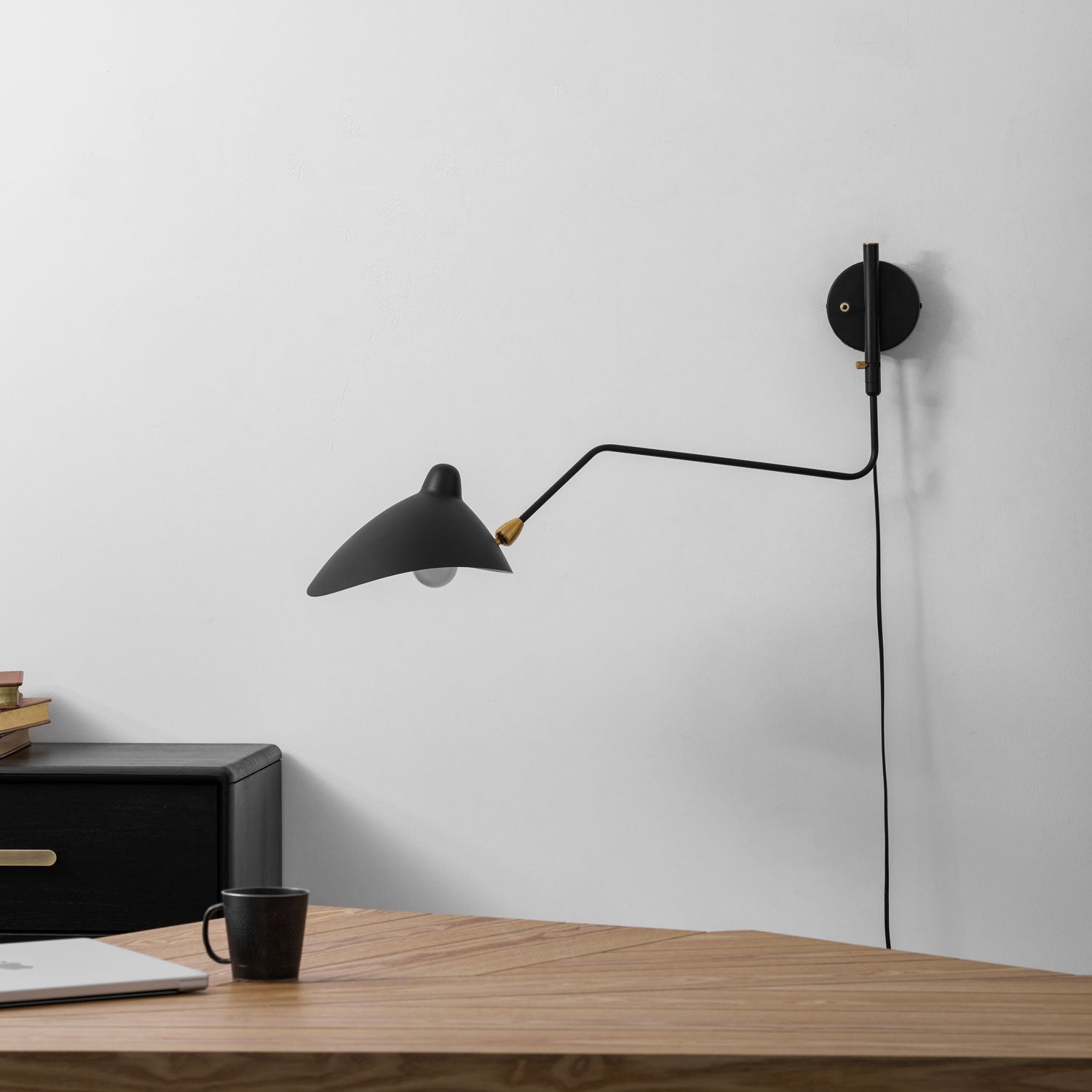 Verstelbare metalen wandlamp met lange arm en draaibare kap | Ormexis