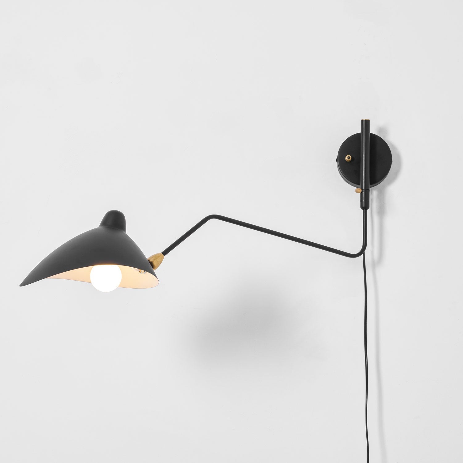 Verstelbare metalen wandlamp met lange arm en draaibare kap | Ormexis