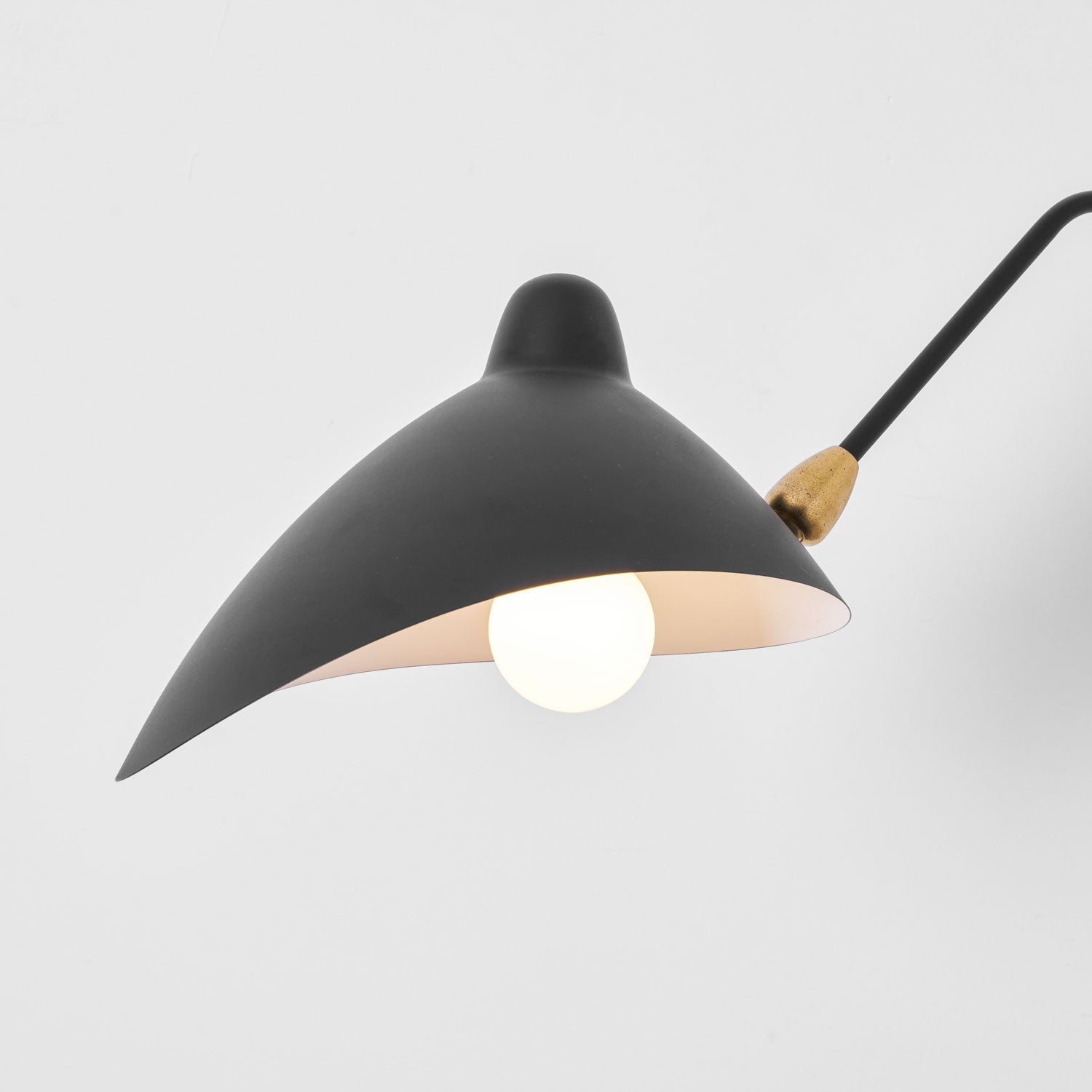Verstelbare metalen wandlamp met lange arm en draaibare kap | Ormexis