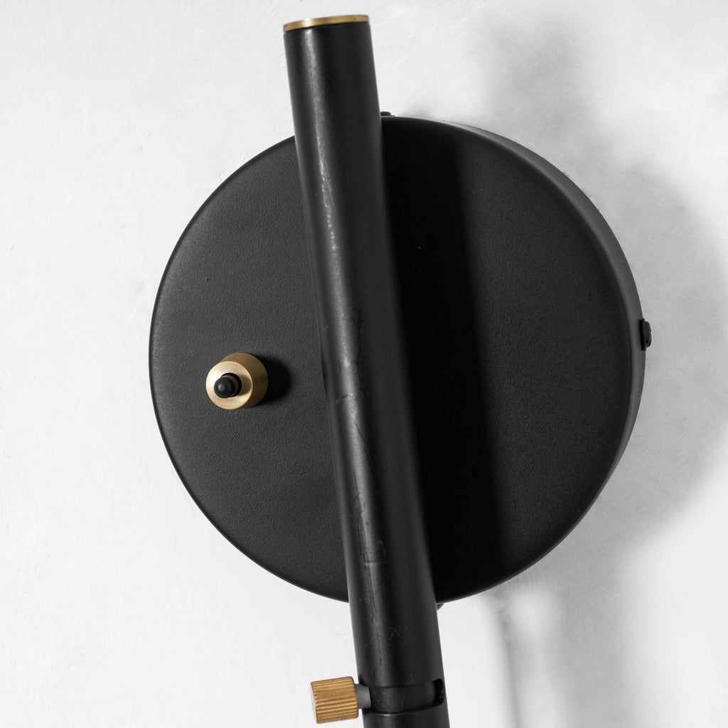 Verstelbare metalen wandlamp met lange arm en draaibare kap | Ormexis