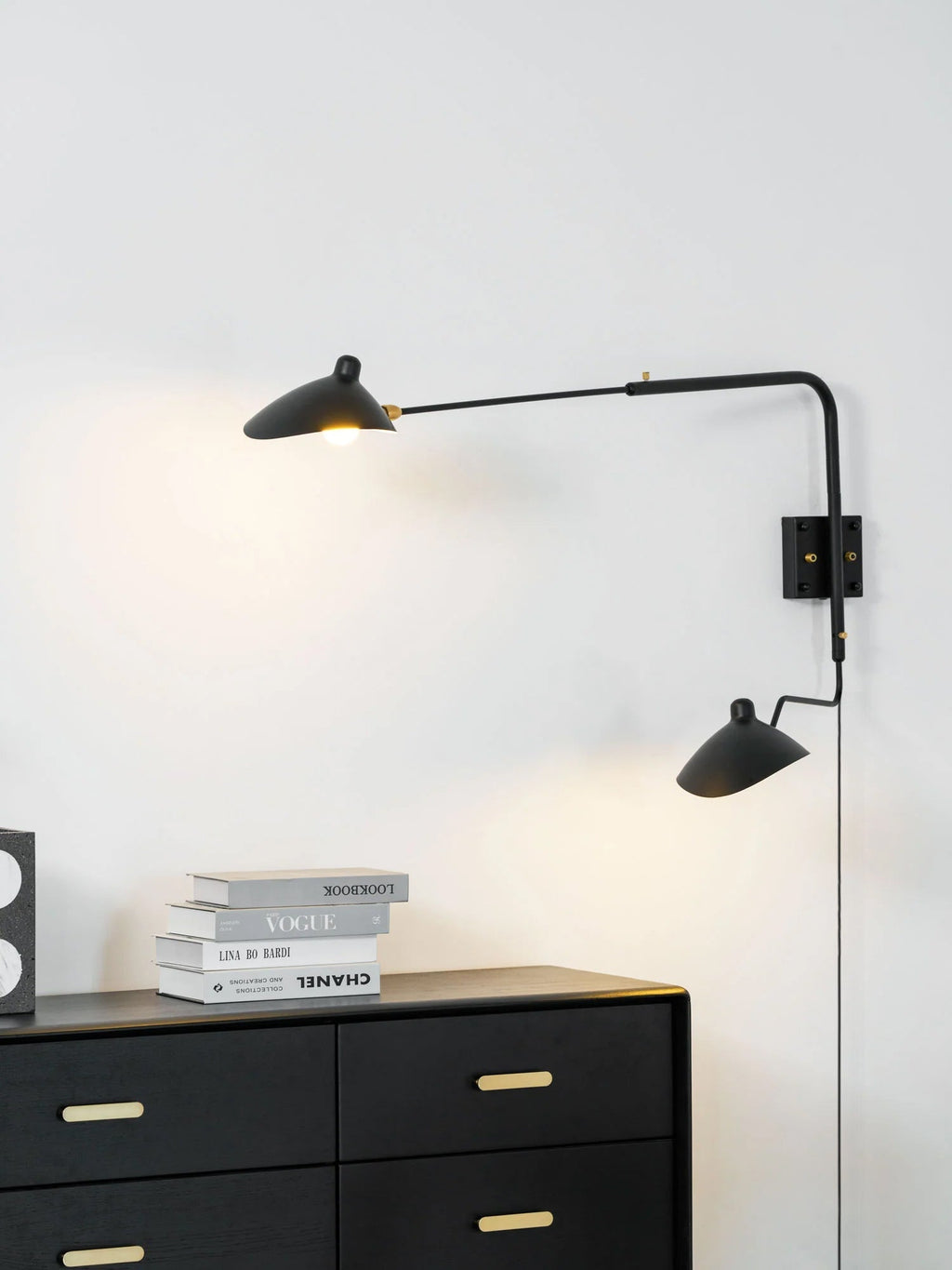 Verstelbare metalen wandlamp met lange arm en draaibare kap | Ormexis