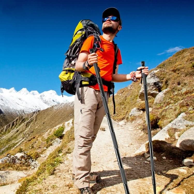 Bâtons de trekking pliables avec multitool intégré pour les aventures en plein air