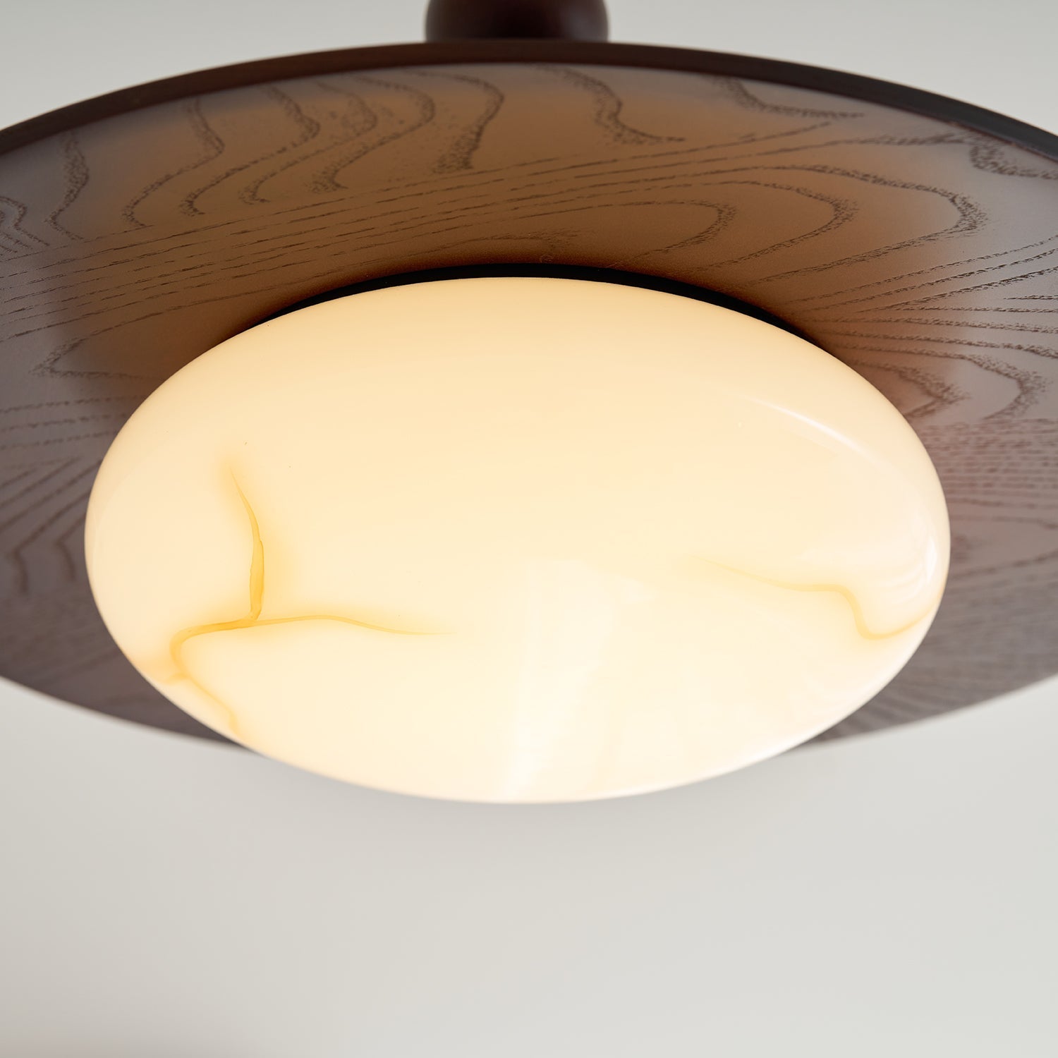 Mid-century-taklampa med marmorring | Ormexis