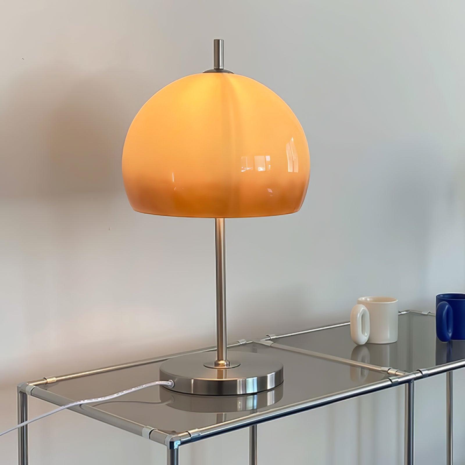 Lampa ve tvaru houby s bauhausovým vlivem a čistou geometrickou siluetou