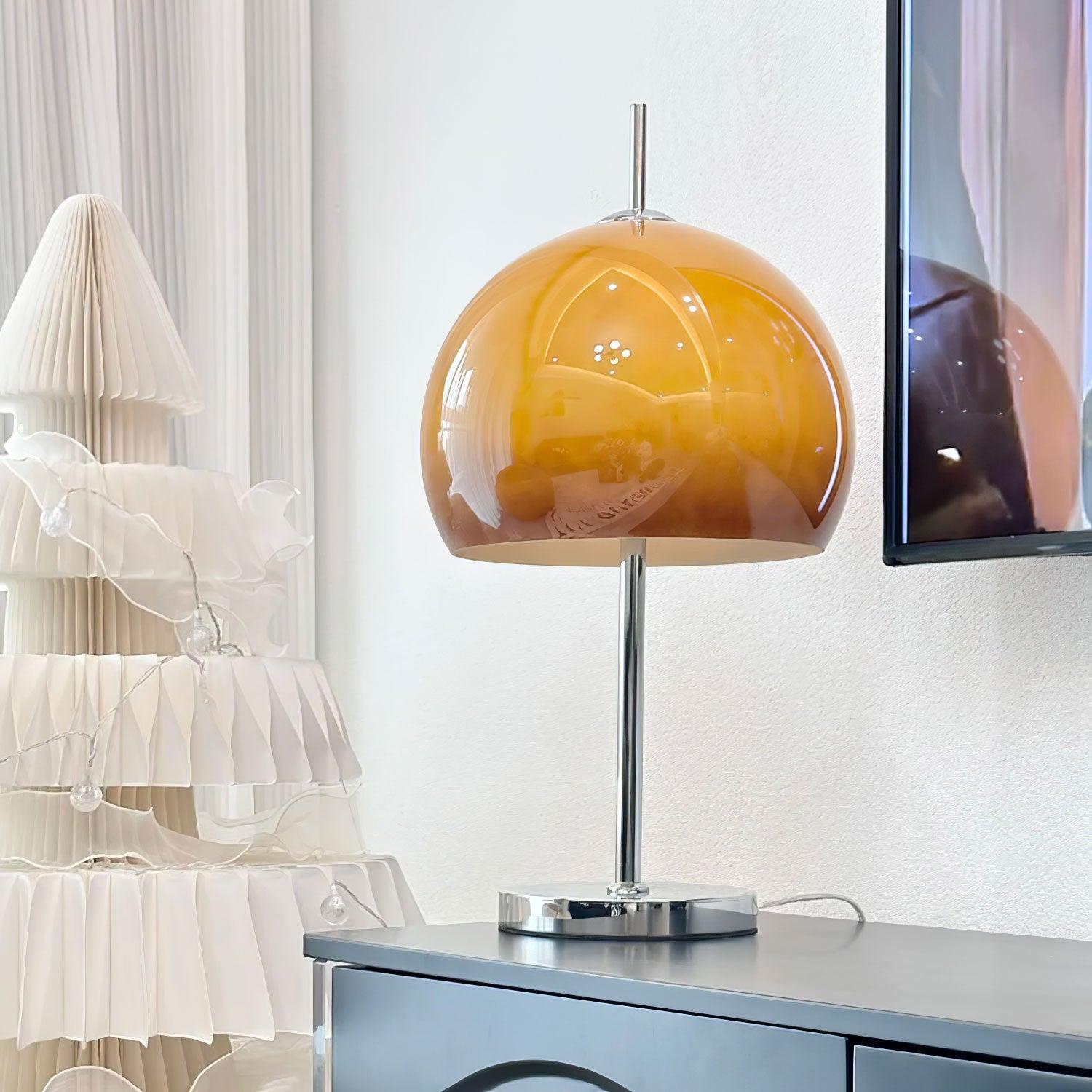 Lampa ve tvaru houby s bauhausovým vlivem a čistou geometrickou siluetou