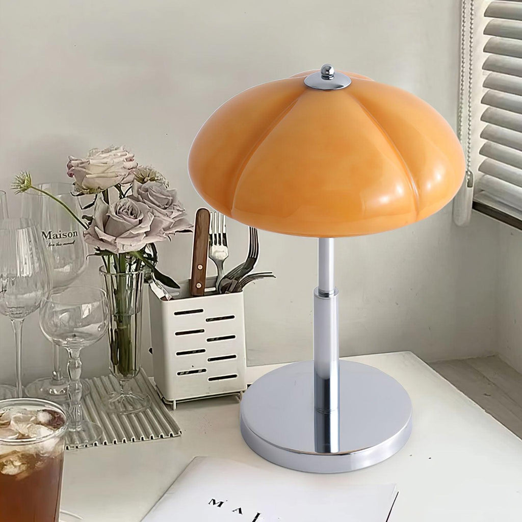 Lampa ve tvaru houby s bauhausovým vlivem a čistou geometrickou siluetou