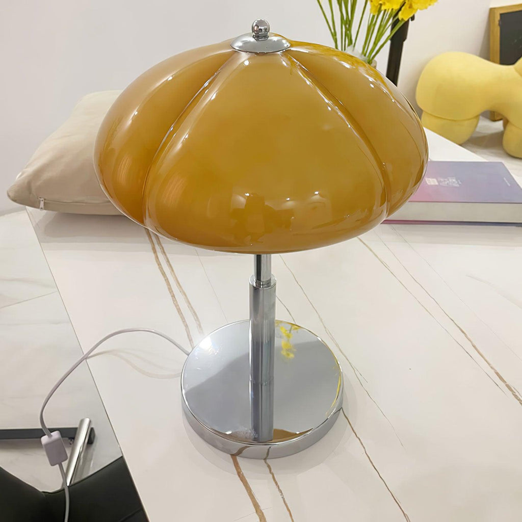 Lampa ve tvaru houby s bauhausovým vlivem a čistou geometrickou siluetou