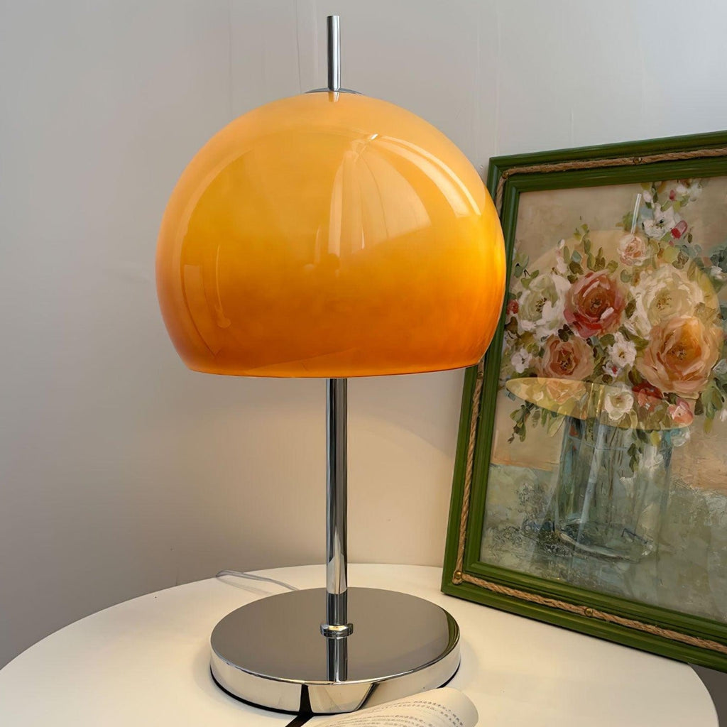 Lampa ve tvaru houby s bauhausovým vlivem a čistou geometrickou siluetou