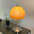 Lampa ve tvaru houby s bauhausovým vlivem a čistou geometrickou siluetou