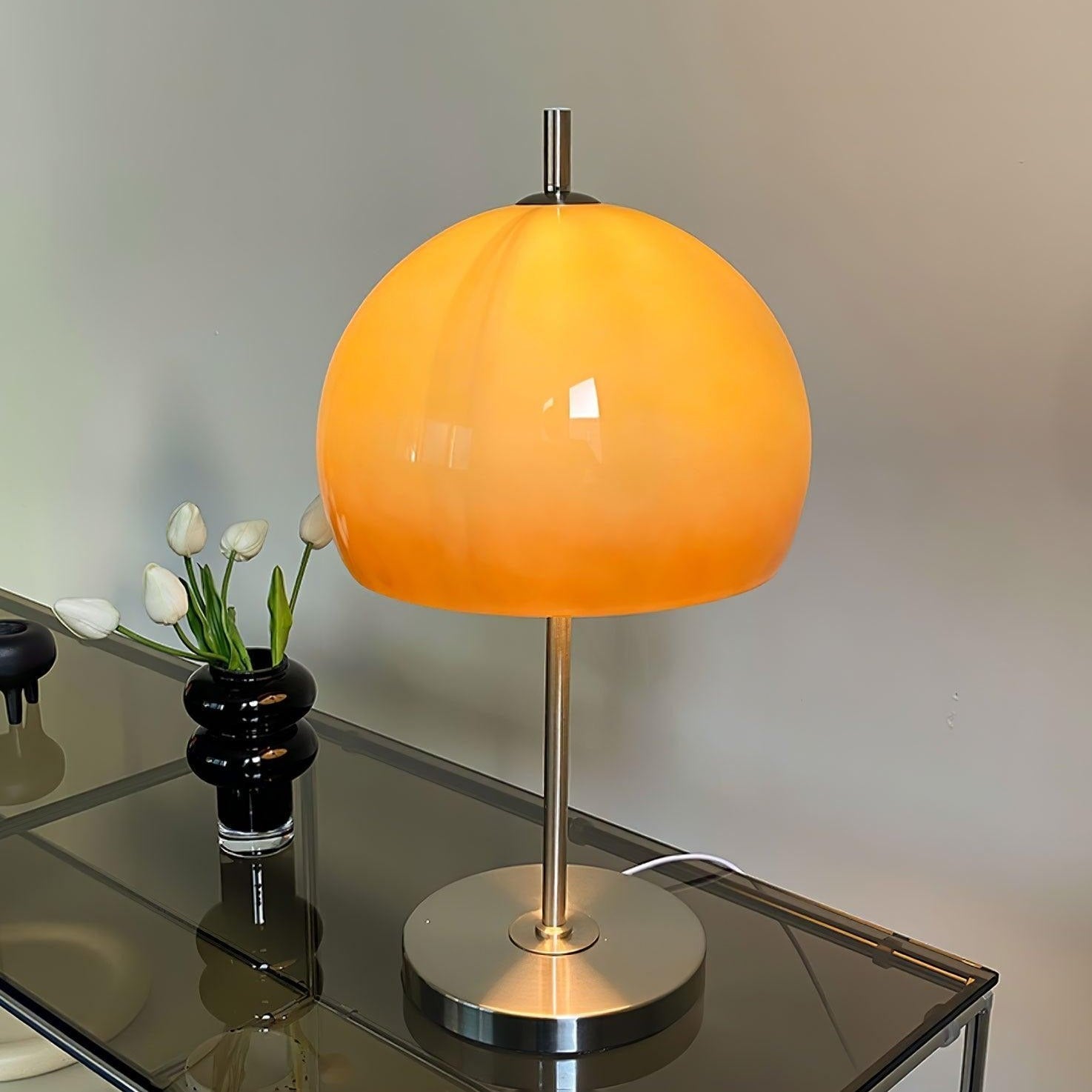 Lampa ve tvaru houby s bauhausovým vlivem a čistou geometrickou siluetou
