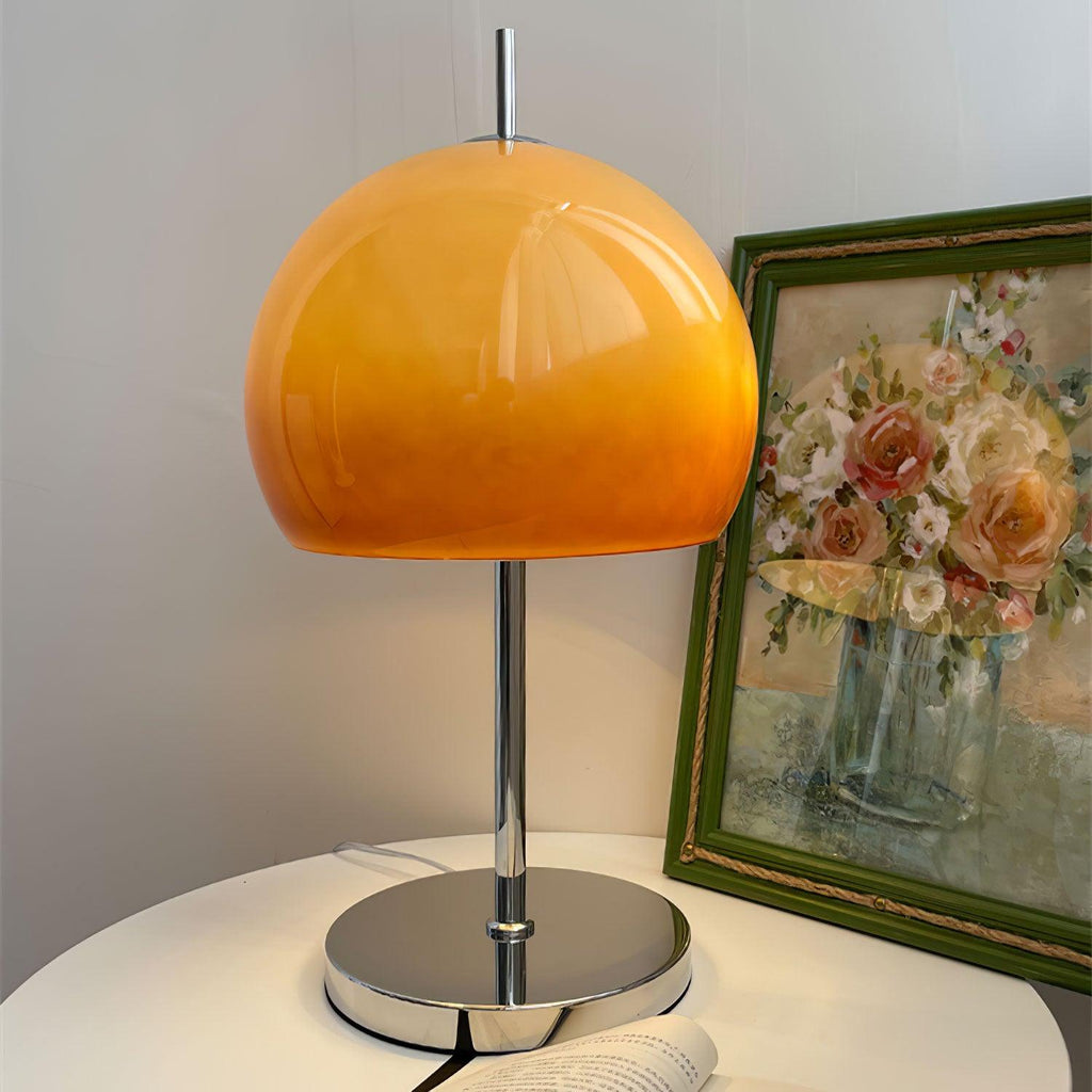 Lampa ve tvaru houby s bauhausovým vlivem a čistou geometrickou siluetou