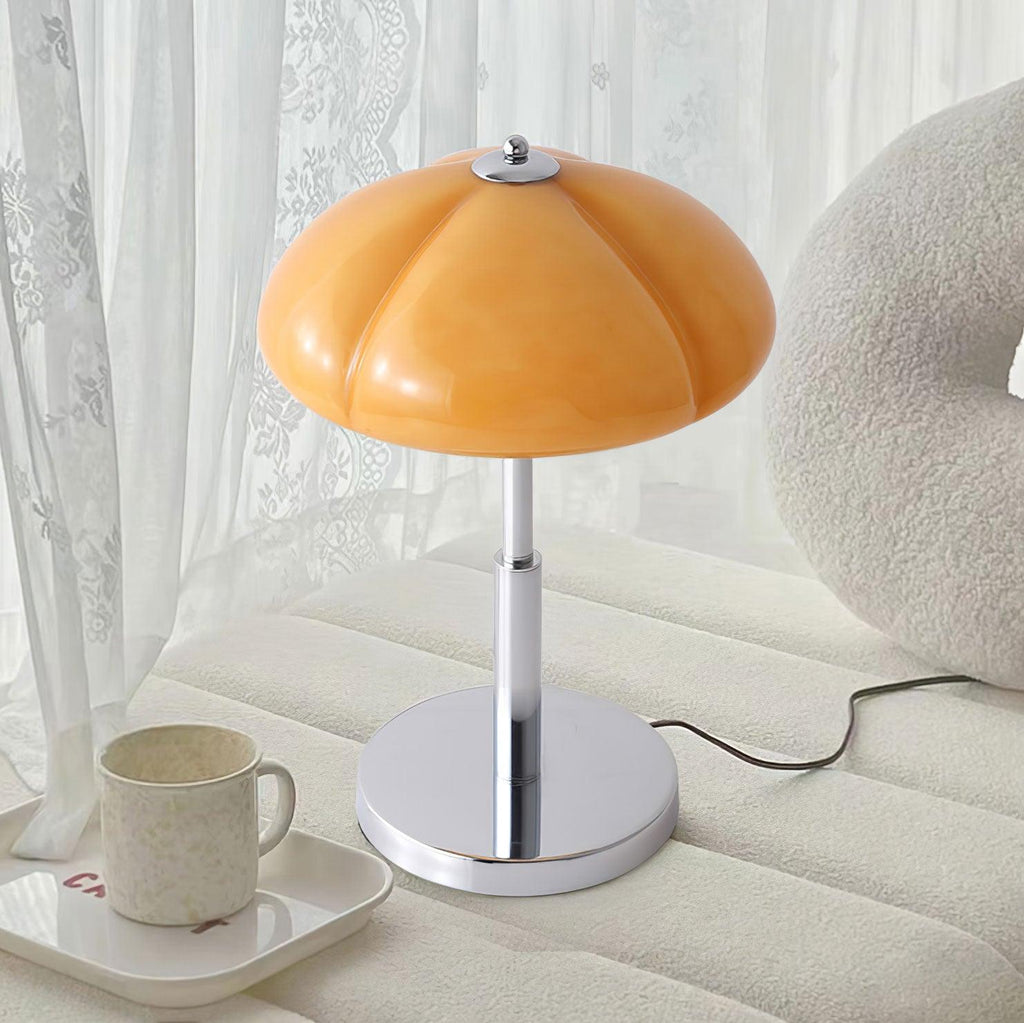 Lampa ve tvaru houby s bauhausovým vlivem a čistou geometrickou siluetou
