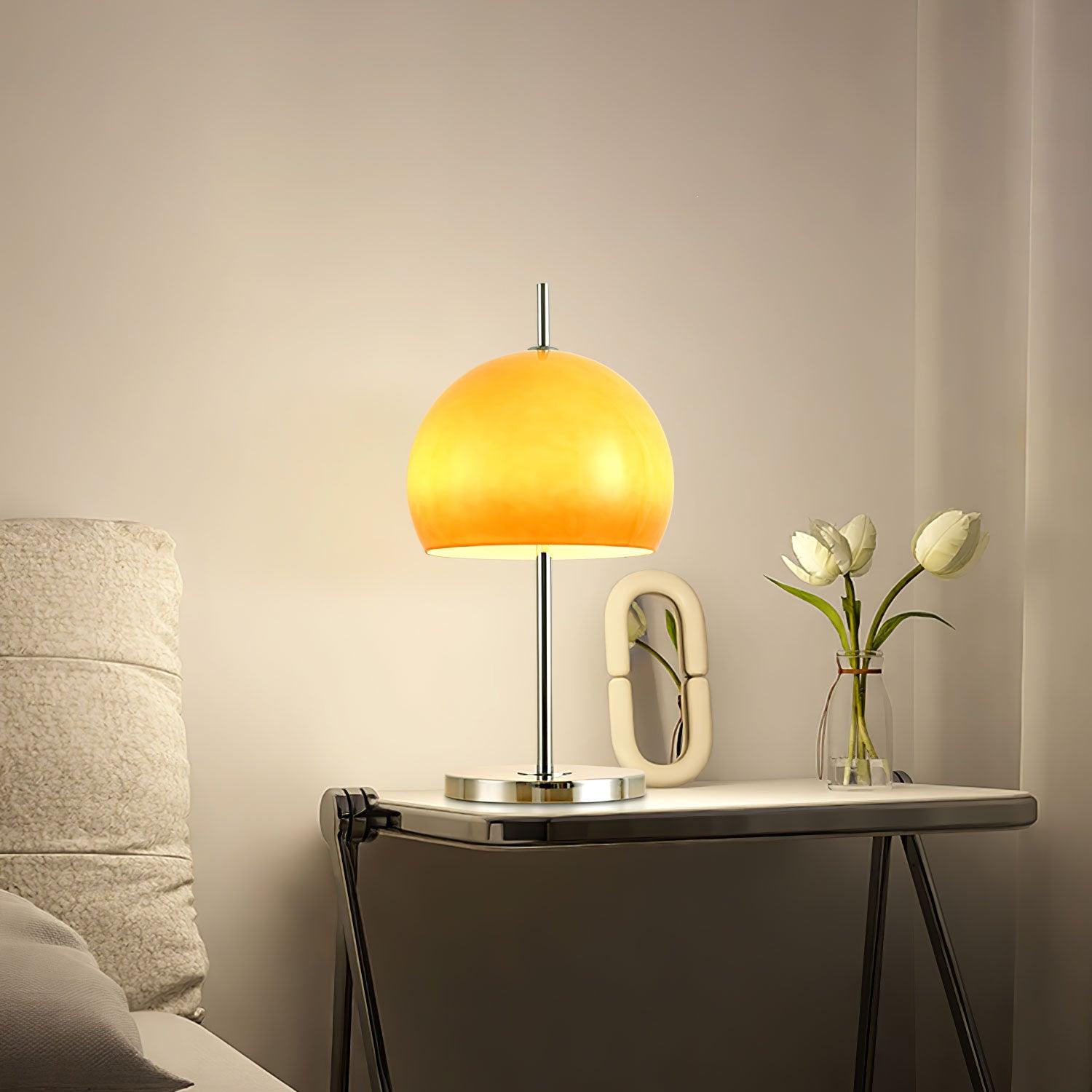 Lampa ve tvaru houby s bauhausovým vlivem a čistou geometrickou siluetou